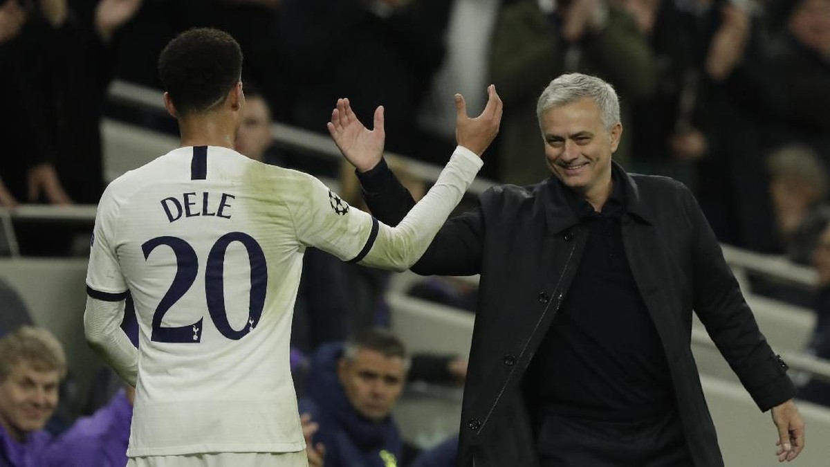 Jose Mourinho dan Dele Alli. (Foto: AP Photo)