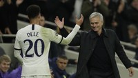 Jose Mourinho berjabat tangan dengan Delle Ali seusai pertandingan. AP Photo/Matt Dunham.