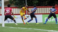 Bruno Matos melancarkan serangan untuk menambah keunggulan bagi Bhayangkara FC.
