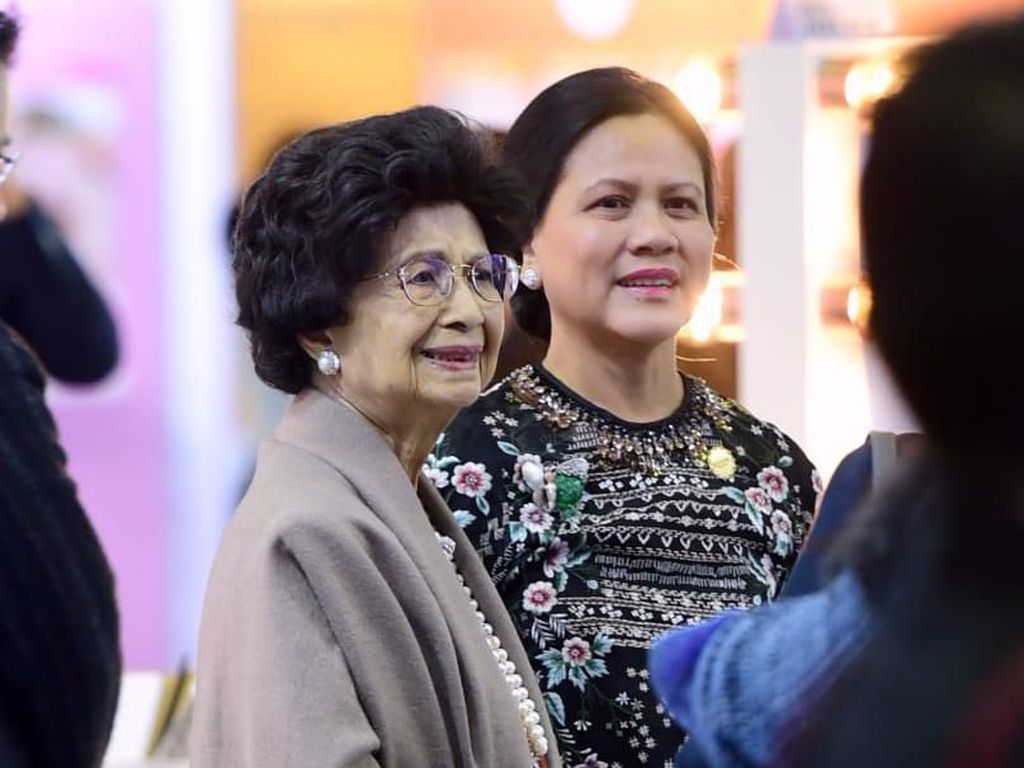 Iriana Jokowi Lihat-lihat Produk Kecantikan Korea di K-Beauty Festival Iriana Jokowi Lihat-lihat Produk Kecantikan Korea di K-Beauty Festival