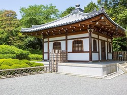 Kreativitas di Kuil Kuno Bikin Seorang Pria Ditangkap Polisi