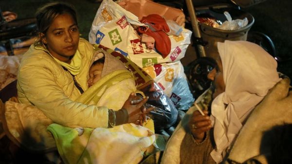 Korban Gempa Albania Tidur di Tenda Darurat