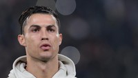 Hairband terlihat melingkar di kepala Ronaldo sebelum kick-off Juventus Vs Atletico Madrid di Turin. (Emilio Andreoli/Getty Images)