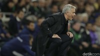 Gaya Mourinho memberikan arahan kepada Harry Kane cs. AP Photo/Matt Dunham.