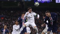 PSG langsung menekan Madrid di menit-menit awal pertandingan. Namun, tim tuan rumah membuat peluang bagus pertama saat Sergio Ramos menanduk crossing Isco meski bola masih melambung. Manu Fernandez/AP Photo.