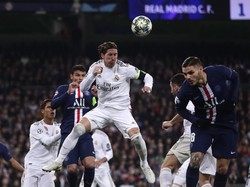 PSG langsung menekan Madrid di menit-menit awal pertandingan. Namun, tim tuan rumah membuat peluang bagus pertama saat Sergio Ramos menanduk crossing Isco meski bola masih melambung. Manu Fernandez/AP Photo.