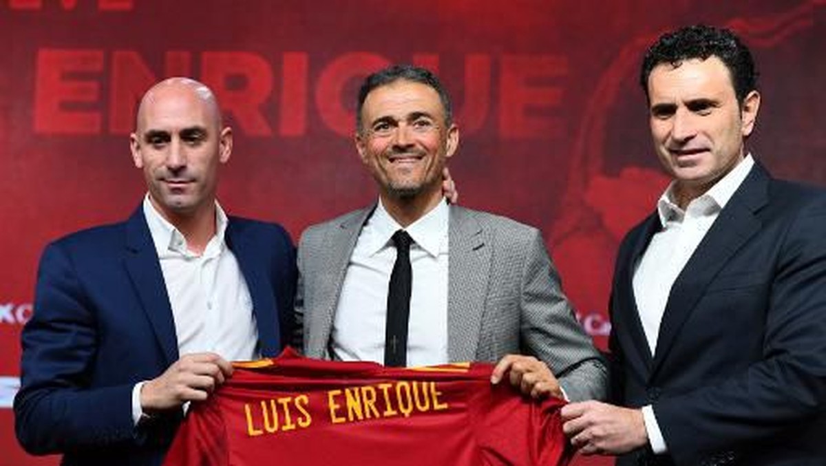 Luis Enrique tak lagi bareng Roberto Moreno di Timnas Spanyol (GABRIEL BOUYS / AFP)