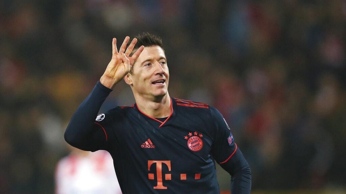 Robert Lewandowski mencetak empat gol dalam kemenangan Bayern Munich atas Red Star Belgrade 6-0. (Foto: Darko Vojinovic / AP Photo)
