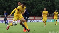 Memasuki pertengahan babak pertama, Bhayangkara perlahan mampu keluar dari tekanan Arema.
