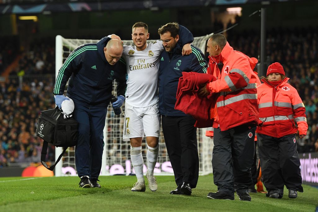 MADRID, SPAIN - NOVEMBER 26: Eden Hazard of Real Madrid leaves the pitch with an injury during the UEFA Champions League group A match between Real Madrid and Paris Saint-Germain at Bernabeu on November 26, 2019 in Madrid, Spain. (Photo by David Ramos/Getty Images)