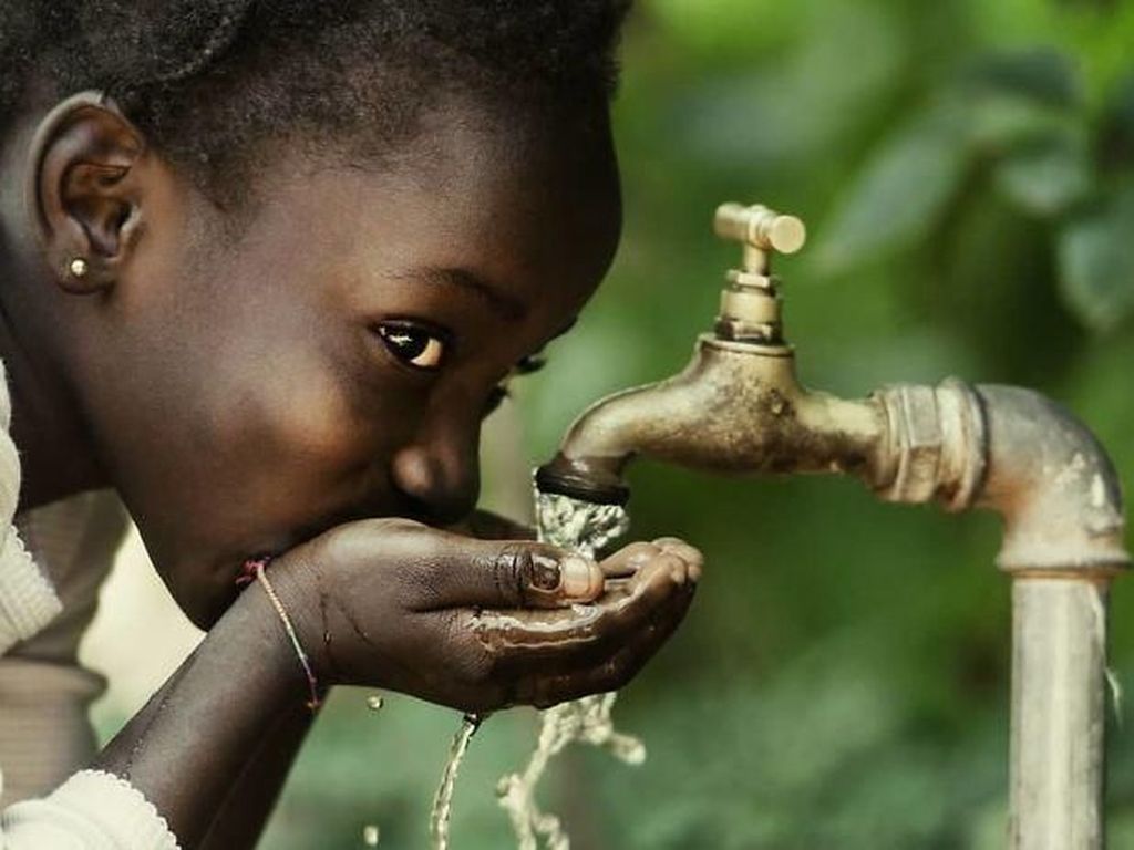 Warga Kenya Kini Bisa Menyuling Air Laut Jadi Air Minum Warga Kenya Kini Bisa Menyuling Air Laut Jadi Air Minum