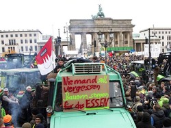 Menentang Lockdown, Ribuan Warga Berkumpul di Lapangan