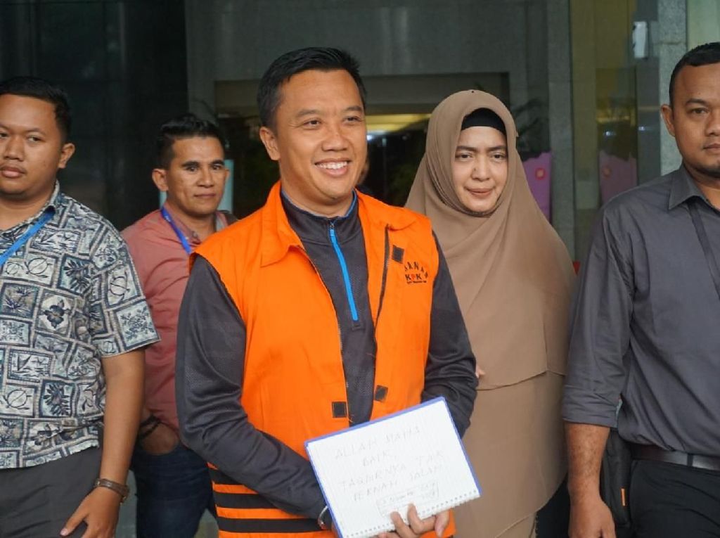 Usai Diperiksa KPK, Imam Nahrawi Tulis Pesan di Kertas: Allah Maha Baik Usai Diperiksa KPK, Imam Nahrawi Tulis Pesan di Kertas: Allah Maha Baik