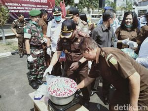 Petugas Kejari Garut Rebus Ribuan Butir Obat Terlarang