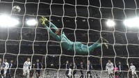 Madrid membuka skor di menit ke-17. Kerjasama satu-dua Federico Valverde dan Dani Carvajal diakhiri dengan crossing kepada Isco di kotak penalti. Tembakan gelandang Spanyol itu mengenai tiang gawang, bola rebound dicecar Benzema dengan sontekan dari jarak dekat. Skor 1-0 untuk keunggulan Madrid. David Ramos/Getty Images.