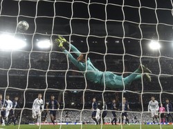 Madrid membuka skor di menit ke-17. Kerjasama satu-dua Federico Valverde dan Dani Carvajal diakhiri dengan crossing kepada Isco di kotak penalti. Tembakan gelandang Spanyol itu mengenai tiang gawang, bola rebound dicecar Benzema dengan sontekan dari jarak dekat. Skor 1-0 untuk keunggulan Madrid. David Ramos/Getty Images.