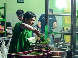 Sudah Ada Sejak 1945, Sate Madura Kuah Padang Ini Melegenda di Medan