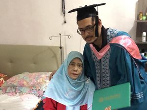 Viral Foto Pria Wisuda Kedokteran dengan Ibunya yang Sakit Kanker Buat Haru