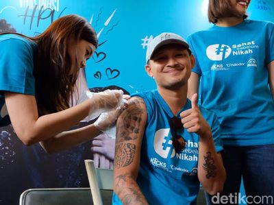Potret Pesepakbola Syamsir Alam Saat Lakukan Vaksinasi HPV