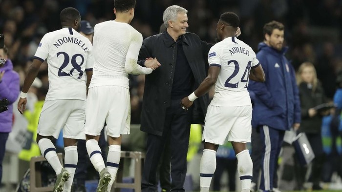 Tottenhams manager Jose Mourinho hugs Tottenhams Dele Alli and Tottenhams Serge Aurier at the end of the Champions League Group B soccer match between Tottenham Hotspur and Olympiakos at the Tottenham Hotspur Stadium in London, Tuesday, Nov. 26, 2019. (AP Photo/Matt Dunham)