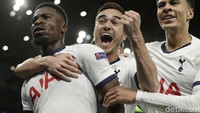 Serge Aurier merayakan golnya. AP Photo/Matt Dunham.