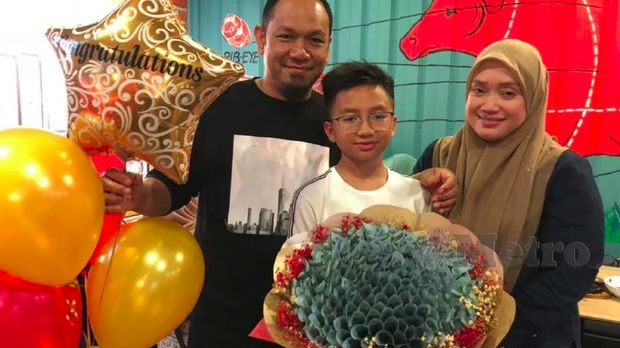 Anak diberi buket uang