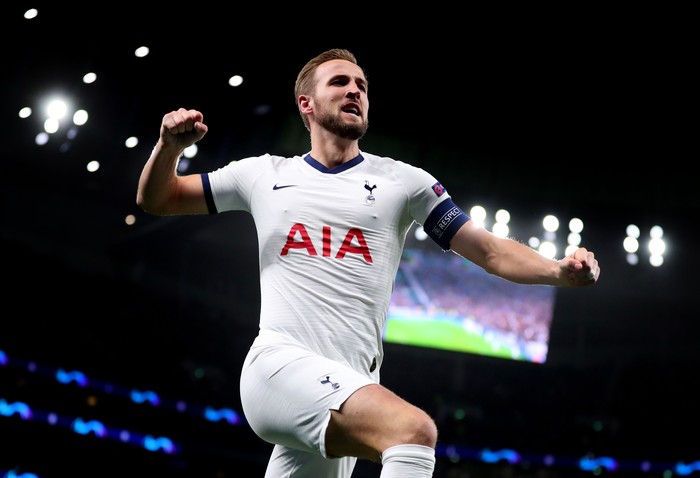 LONDON, ENGLAND - NOVEMBER 26: Harry Kane of Tottenham Hotspur celebrates after scoring his teams second goal during the UEFA Champions League group B match between Tottenham Hotspur and Olympiacos FC at Tottenham Hotspur Stadium on November 26, 2019 in London, United Kingdom. (Photo by Catherine Ivill/Getty Images)
