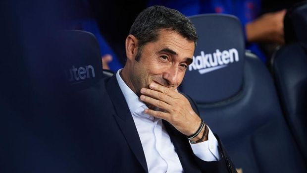 BARCELONA, SPAIN - SEPTEMBER 24: Head Coach Ernesto Valverde looks on during the Liga match between FC Barcelona and Villarreal CF at Camp Nou on September 24, 2019 in Barcelona, Spain. (Photo by Alex Caparros/Getty Images)