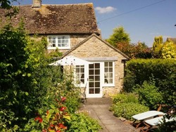 Baru Diputusin Pacar? Bisa Nginap Gratis di Cottage Ini