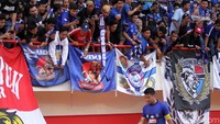 Dua suporter itu terjatuh saat skuat Arema FC menyapa Aremania yang hadir langsung di tribun.