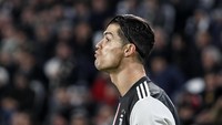 Rambut Ronaldo sebenarnya belum terlalu panjang. Untuk mengatur rambutnya itu dia memakai hairband. (Antonio Calanni/AP Photo)