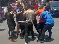 Viral Video Ricuh Polisi Halangi Diduga LSM Paksa Masuk Polresta Banyuwangi