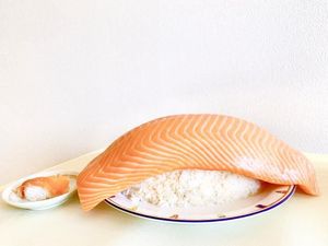 Sushi Raksasa dari Jepang Ini Dibuat dari 2,5 Kg Nasi dan Salmon