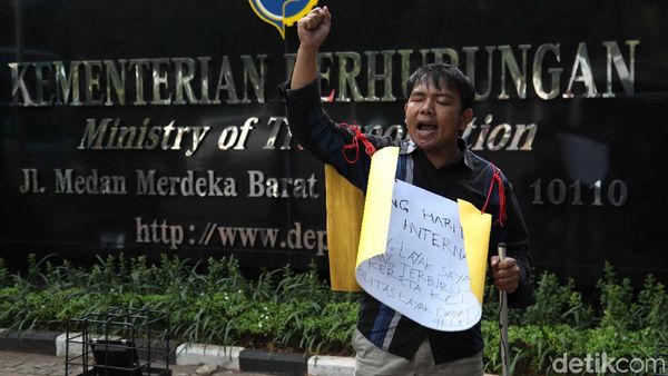Penyandang Disabiltas Ini Geruduk Kantor Kemenhub Sendirian