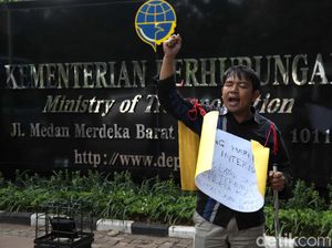 Penyandang Disabiltas Ini Geruduk Kantor Kemenhub Sendirian