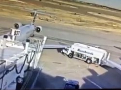 Truk Bahan Bakar Tabrak Sayap Pesawat Hingga Rusak Parah