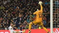 Tiga menit berselang, PSG nyaris menciptakan gol balasan. Sodoran Di Maria menemui Mbappe di kotak penalti, yang diakhiri dengan sepakan keras. Courtois bereaksi tepat untuk menepis bola sehingga hanya menjadi tendangan penjuru. David Ramos/Getty Images.