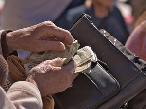 Tak Boleh Lagi Jilat Ujung Jari Saat Menghitung Uang Kembalian Tak Boleh Lagi Jilat Ujung Jari Saat Menghitung Uang Kembalian