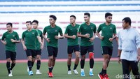 Tim pelatih Indra Sjafri membagi menjadi dua tim, yakni pemain yang main melawan Thailand dan belum bermain.