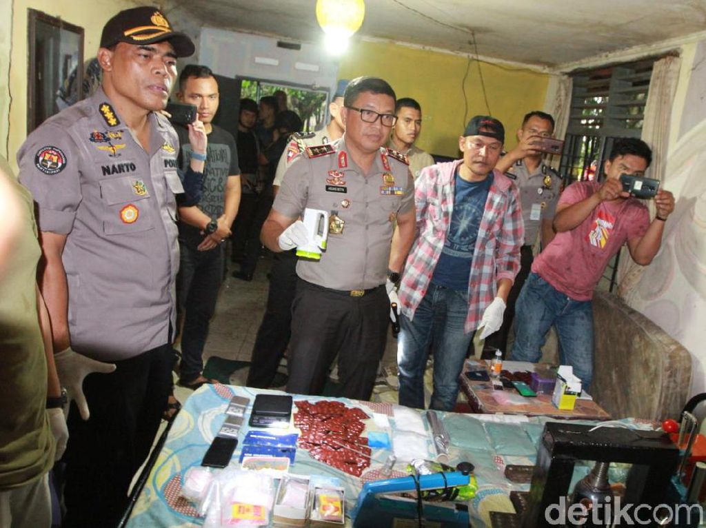 Polda Riau Gerebek Rumah Pembuatan Narkoba di Pekanbaru Polda Riau Gerebek Rumah Pembuatan Narkoba di Pekanbaru