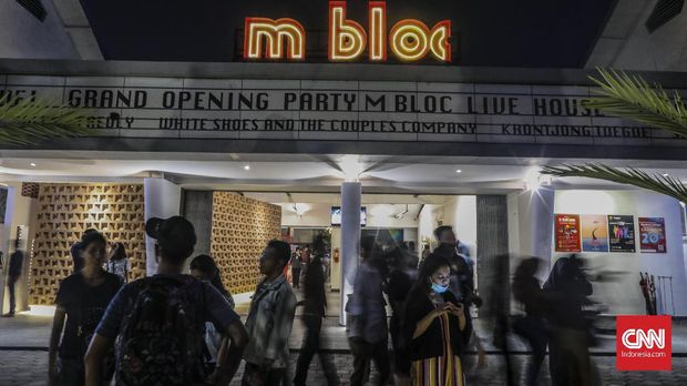 Sejumlah pengunjung menikmati suasana di kawasan M Bloc, Jakarta, Sabtu, 23 November 2019. M Bloc dibangun untuk dijadikan ruang publik bagi berbagai kalangan di bekas kompleks Peruri, Kebayoran, Jakarta. CNN Indonesia/Bisma Septalisma