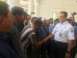Momen Anies Jadi Sopir Angkot Dadakan Jaklingko