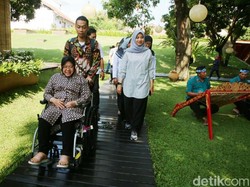 Kunjungi Banyuwangi, Wali Kota Risma Kerasan Santai di Bukit Teletubbies