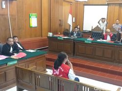 3 Terdakwa Kasus Rasisme Mahasiswa Papua di Surabaya Jalani Sidang Perdana