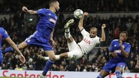 Aksi Lucas Moura  di antara pemain Olympiakos. AP Photo/Matt Dunham.