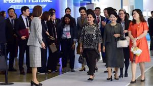 Foto: Gaya Elegan Iriana Jokowi saat Lihat Produk Kecantikan Korea di Busan