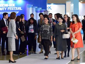 Foto: Gaya Elegan Iriana Jokowi saat Lihat Produk Kecantikan Korea di Busan