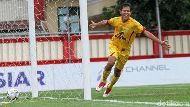 Bhayangkara FC berhasil mengalahkan Arema FC 1-0 dalam lanjutan Liga 1 2019 di Stadion PTIK, Jakarta, Rabu (27/11/2019). Gol semata wayang itu dicetak oleh Adam Alis.