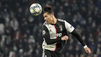 Ini sebenarnya bukan kali pertama Ronaldo pakai hairband. Ketika memperkuat Manchester United dia juga memakai hairband, tapi ketika itu rambutnya memang lebih panjang. (AP Photo/Antonio Calanni)