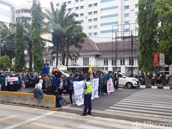 Massa Tuntut Kesejahteraan Guru Masih Bertahan, Lalin Arah Istana Macet